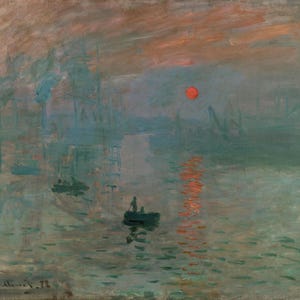 Op de afbeelding: Een schilderij van een mistige zonsopgang boven een wateroppervlak. De zon is een heldere oranje cirkel in de lucht, en in de verte zijn boten te zien in het water. Het schilderij is gemaakt in een stijl die doet denken aan het impressionisme.