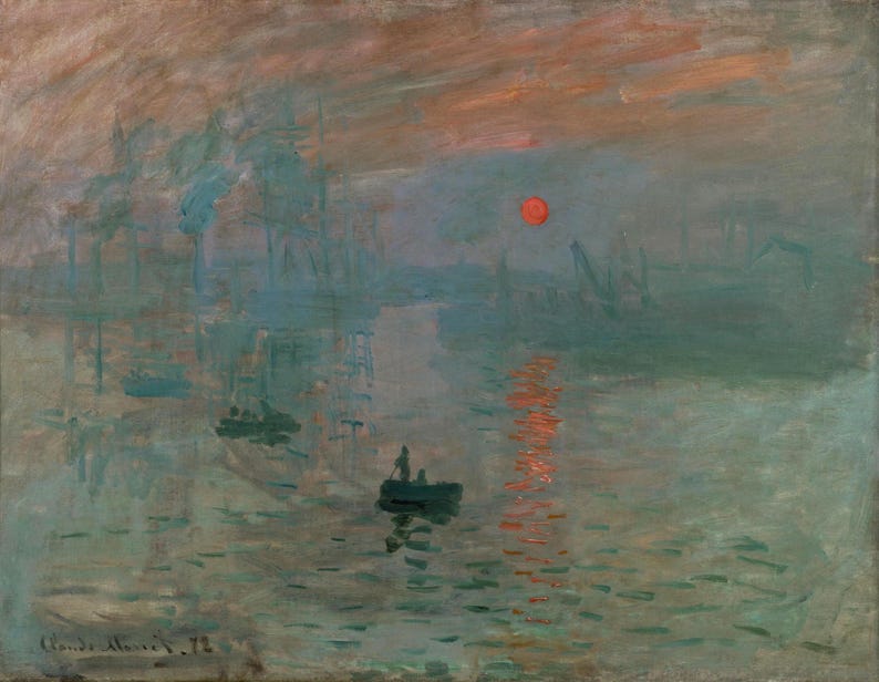 Op de afbeelding: Een schilderij van een mistige zonsopgang boven een wateroppervlak. De zon is een heldere oranje cirkel in de lucht, en in de verte zijn boten te zien in het water. Het schilderij is gemaakt in een stijl die doet denken aan het impressionisme.