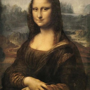 Pode incluir: Um retrato pintado de uma mulher com cabelo comprido e escuro, vestindo um vestido marrom escuro. Ela tem um sorriso suave e seus olhos est&atilde;o olhando diretamente para o espectador. O fundo &eacute; uma paisagem com montanhas e um rio.
