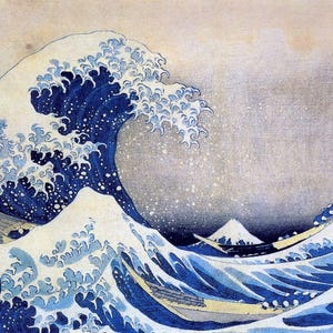 Op de afbeelding: Een grote blauwe golf breekt over een klein bootje met drie mensen aan boord. De golf is afgebeeld in een traditionele Japanse houtsnede-stijl, met draaiende lijnen en een gevoel van beweging. De achtergrond is een lichtblauwe lucht met witte wolken.