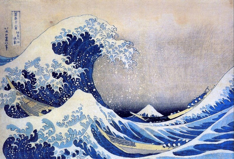 Op de afbeelding: Een grote blauwe golf breekt over een klein bootje met drie mensen aan boord. De golf is afgebeeld in een traditionele Japanse houtsnede-stijl, met draaiende lijnen en een gevoel van beweging. De achtergrond is een lichtblauwe lucht met witte wolken.