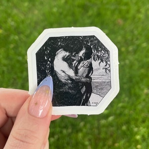 Könnte beinhalten: Schwarz-weißer Aufkleber mit einer detaillierten Illustration von zwei Figuren, die sich unter einem Baum umarmen. Das Kunstwerk ist im Vintage-Stil gehalten, mit der Signatur des Künstlers, "A. INKE", sichtbar. Der Aufkleber hat einen weißen Rand und eine achteckige Form.