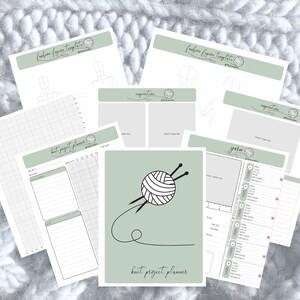 Op de afbeelding: Printbare breiplanner met een groene achtergrond en een zwart-witte illustratie van een bol garen en breinaalden. De planner bevat secties voor garen, projectdetails en notities.