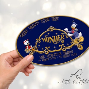Pu&ograve; includere: Un cartello ovale blu scuro con bordo dorato che raffigura Paperino e un paperotto. Il testo recita: WHERE DREAMS COME TRUE, WONDER, THE LITTLETON FAMILY, 19 AUGUST 2025 - 23 AUGUST 2025. Il design include volute dorate e stelle.