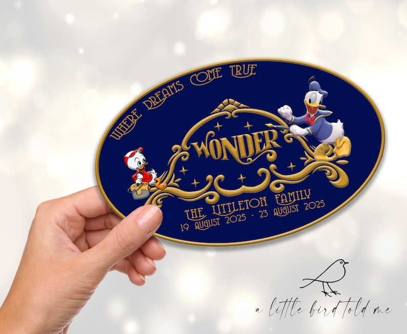 Pu&ograve; includere: Un cartello ovale blu scuro con bordo dorato che raffigura Paperino e un paperotto. Il testo recita: WHERE DREAMS COME TRUE, WONDER, THE LITTLETON FAMILY, 19 AUGUST 2025 - 23 AUGUST 2025. Il design include volute dorate e stelle.