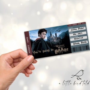 Peut inclure: Un billet bleu et gris avec le texte "You're going to the Wizarding World of Harry Potter" et "ADMIT ONE". Le billet a une image du château de Poudlard et d'une personne portant des lunettes. Le texte "Guest James Potter Date May 2023 Destination Universal Orlando, Florida" est sur le billet.
