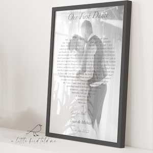Può includere: Una foto in bianco e nero di una coppia che balla al loro ricevimento di nozze. La foto è incorniciata e include il testo della canzone "Goo Goo Dolls - Iris" e la data "21 giugno 2022".