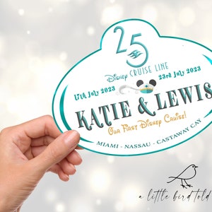 Può includere: Un'etichetta ovale bianca con un bordo turchese. Il testo sull'etichetta recita "25 Disney Cruise Line 17th July 2023 23rd July 2023 Katie & Lewis Our First Disney Cruise! Miami - Nassau - Castaway Cay". Un piccolo uccello con il testo "a little bird told me" è sotto l'etichetta.