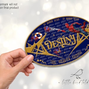 Pu&ograve; includere: Decorazione ovale blu e oro con grafica di Spider-Man e il nome "DESTINY". Il design include le date "19 AGOSTO 2025 - 23 AGOSTO 2025" e il testo "THE WEAVER FAMILY".