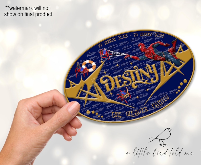 Pu&ograve; includere: Decorazione ovale blu e oro con grafica di Spider-Man e il nome "DESTINY". Il design include le date "19 AGOSTO 2025 - 23 AGOSTO 2025" e il testo "THE WEAVER FAMILY".