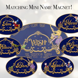 Pu&ograve; includere: Magneti ovali blu navy con bordi dorati e nomi personalizzati, accompagnati da personaggi Disney. I nomi includono "Tim", "Maria", "Steve", "Lucy", "Ben" e "Jack". Un magnete centrale mostra "WISH" con Rapunzel.