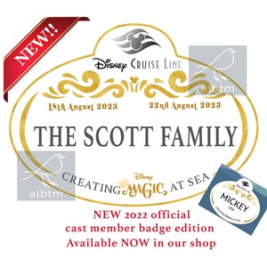 Puede incluir: Una etiqueta de nombre de miembro de la tripulaci&oacute;n de Disney Cruise Line dorada y blanca con el texto "THE SCOTT FAMILY" y las fechas "18th August 2023" y "22nd August 2023". La etiqueta tambi&eacute;n presenta un peque&ntilde;o gr&aacute;fico de p&aacute;jaro y el texto "CREATING MAGIC AT SEA".