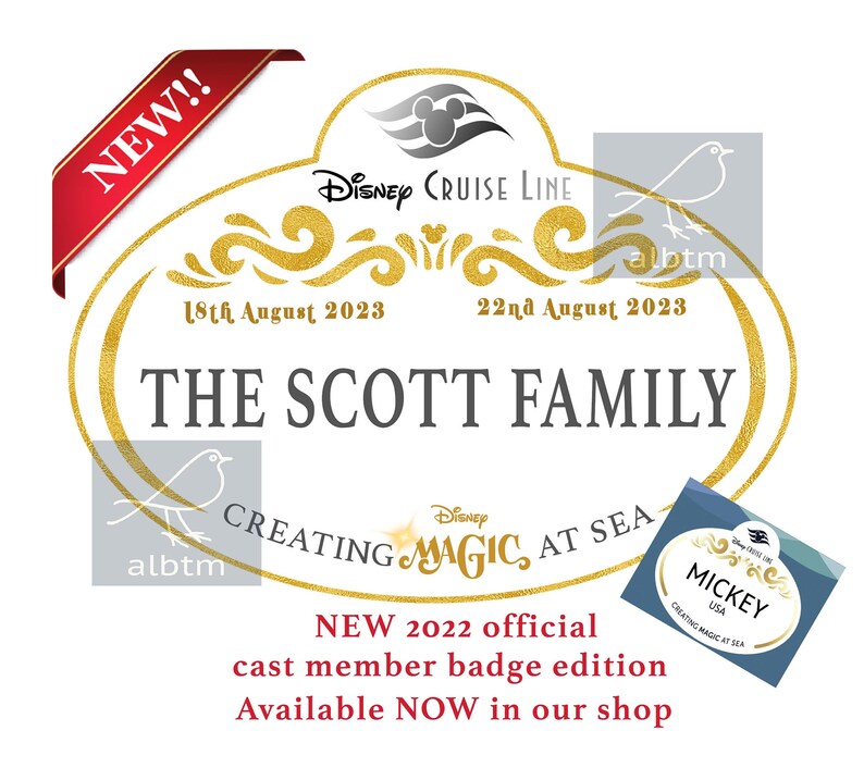 Puede incluir: Una etiqueta de nombre de miembro de la tripulaci&oacute;n de Disney Cruise Line dorada y blanca con el texto "THE SCOTT FAMILY" y las fechas "18th August 2023" y "22nd August 2023". La etiqueta tambi&eacute;n presenta un peque&ntilde;o gr&aacute;fico de p&aacute;jaro y el texto "CREATING MAGIC AT SEA".