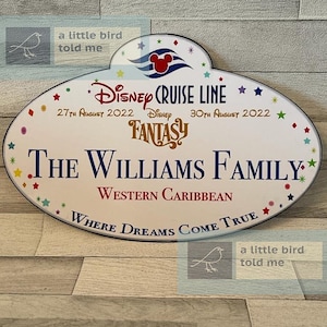 Puede incluir: Etiqueta de nombre ovalada blanca de Disney Cruise Line con estrellas de colores y un logotipo de cabeza de Mickey Mouse. La etiqueta dice "Disney Cruise Line", "27 de agosto de 2022", "Disney Fantasy", "30 de agosto de 2022", "The Williams Family", "Caribe occidental" y "Where Dreams Come True".