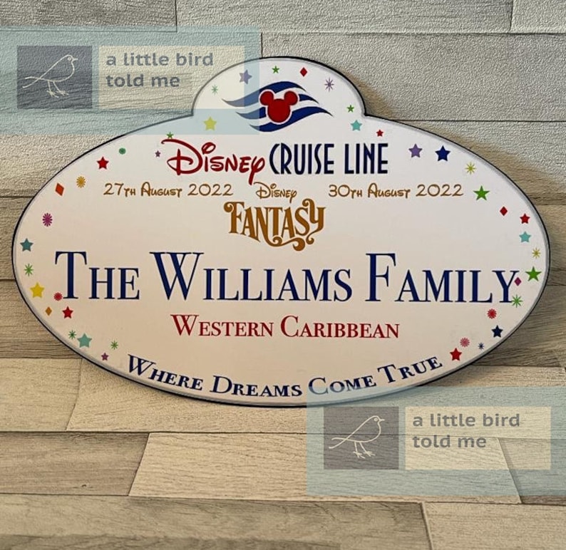 Puede incluir: Etiqueta de nombre ovalada blanca de Disney Cruise Line con estrellas de colores y un logotipo de cabeza de Mickey Mouse. La etiqueta dice "Disney Cruise Line", "27 de agosto de 2022", "Disney Fantasy", "30 de agosto de 2022", "The Williams Family", "Caribe occidental" y "Where Dreams Come True".