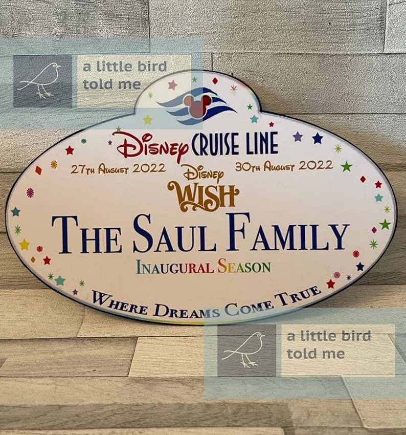 Puede incluir: Una etiqueta de nombre ovalada blanca de Disney Cruise Line con ribete azul. La etiqueta presenta una cabeza de Mickey Mouse con un volante de barco azul y una ola azul. El texto en la etiqueta dice "Disney Cruise Line", "27 de agosto de 2022", "Disney Wish", "30 de agosto de 2022", "The Saul Family", "Inaugural Season", y "Where Dreams Come True".