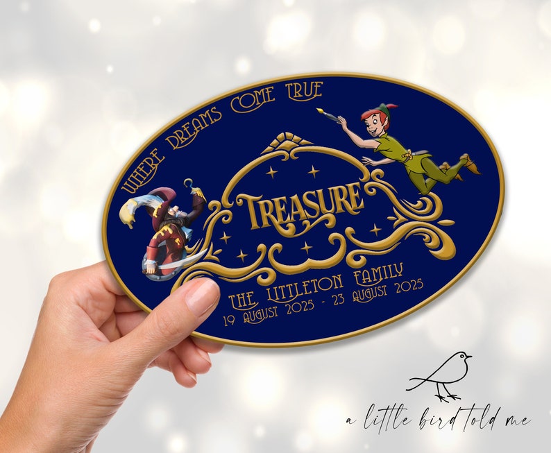 Pu&ograve; includere: Targa ovale blu navy con dettagli dorati e illustrazioni di Peter Pan e Capitan Uncino. Il testo include "WHERE DREAMS COME TRUE" e "TREASURE". &Egrave; presente anche il testo "THE LITTLETON FAMILY" e le date.