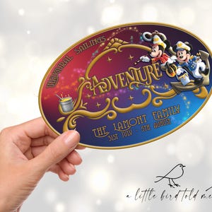 Pu&ograve; includere: Un cartello ovale con uno sfondo sfumato rosso, viola e blu, raffigurante Topolino e Pippo. Il cartello recita "Adventure" e "The Lamont Family" con le date. Sono presenti anche le parole "Inaugural Sailings".