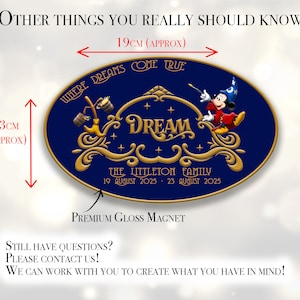 Pu&ograve; includere: Un magnete ovale blu navy, largo circa 19 cm e alto 13 cm, con scritte e dettagli dorati. Il magnete presenta la parola "DREAM" e la frase "WHERE DREAMS COME TRUE". Include anche il testo "THE LITTLETON FAMILY" e le date.