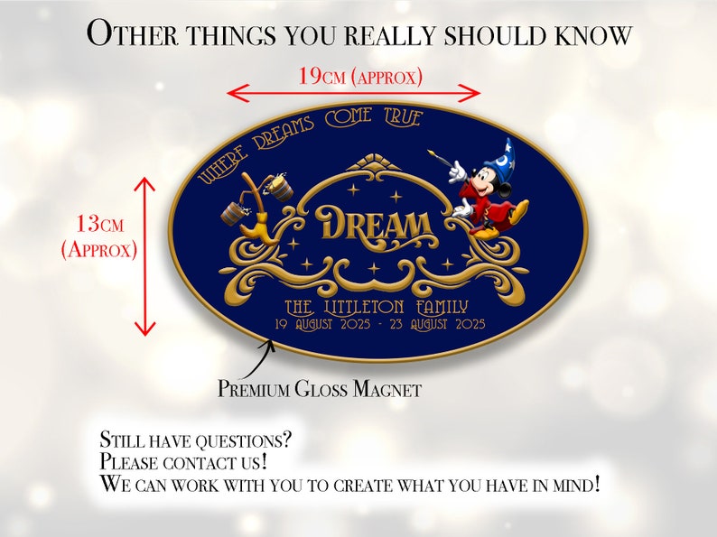 Pu&ograve; includere: Un magnete ovale blu navy, largo circa 19 cm e alto 13 cm, con scritte e dettagli dorati. Il magnete presenta la parola "DREAM" e la frase "WHERE DREAMS COME TRUE". Include anche il testo "THE LITTLETON FAMILY" e le date.