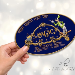 Può includere: Un cartello ovale blu navy con bordi dorati, con la scritta "WHERE DREAMS COME TRUE" e "MAGIC". Un personaggio dei cartoni animati dipinge la parola "MAGIC". Include anche il testo "THE LITTLETON FAMILY" e le date.