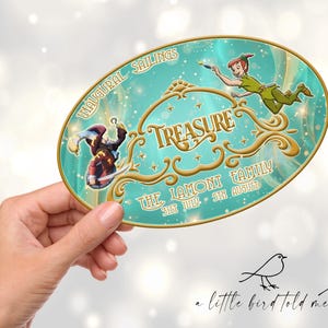 Pu&ograve; includere: Illustrazione ovale turchese e oro con Peter Pan e Capitan Uncino. Le parole "INAUGURAL SAILINGS" e "TREASURE" sono visualizzate. Sono inclusi anche la famiglia Lamont e le date. L'immagine &egrave; tenuta in mano.