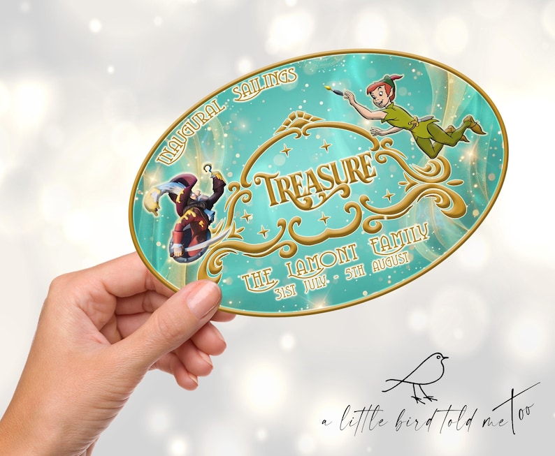 Pu&ograve; includere: Illustrazione ovale turchese e oro con Peter Pan e Capitan Uncino. Le parole "INAUGURAL SAILINGS" e "TREASURE" sono visualizzate. Sono inclusi anche la famiglia Lamont e le date. L'immagine &egrave; tenuta in mano.