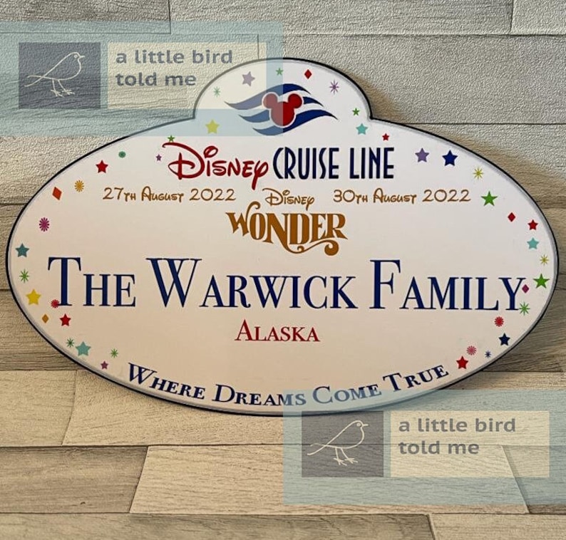 Puede incluir: Una etiqueta de nombre ovalada blanca de Disney Cruise Line con estrellas de colores y un logotipo de cabeza de Mickey Mouse. La etiqueta dice "Disney Cruise Line", "27 de agosto de 2022", "Disney Wonder", "30 de agosto de 2022", "The Warwick Family", "Alaska" y "Where Dreams Come True".