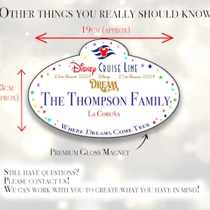 Puede incluir: Un im&aacute;n ovalado blanco de Disney Cruise Line con estrellas de colores y texto. El im&aacute;n presenta el texto "Disney Cruise Line", "Dream", "The Thompson Family", "La Coru&ntilde;a" y "Where Dreams Come True". El im&aacute;n tambi&eacute;n incluye las fechas "23 de agosto de 2024" y "27 de agosto de 2024".