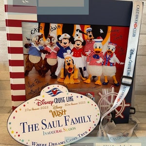 Puede incluir: Una etiqueta de nombre ovalada blanca con estrellas de colores y el texto "Disney Cruise Line", "27th August 2022", "Disney Wish", "30th August 2022", "The Saul Family", "Inaugural Season" y "Where Dreams Come True".