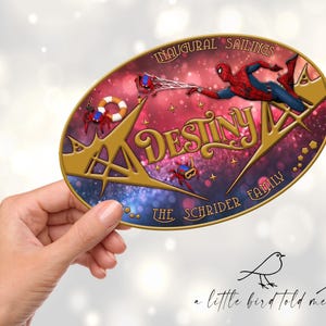 Pu&ograve; includere: Un cartello ovale con bordo dorato e la parola "Destiny" in oro. Il cartello presenta una grafica di Spider-Man e il testo "Inaugural Sailings" e "The Schrider Family". Lo sfondo &egrave; un gradiente di rosa e blu.