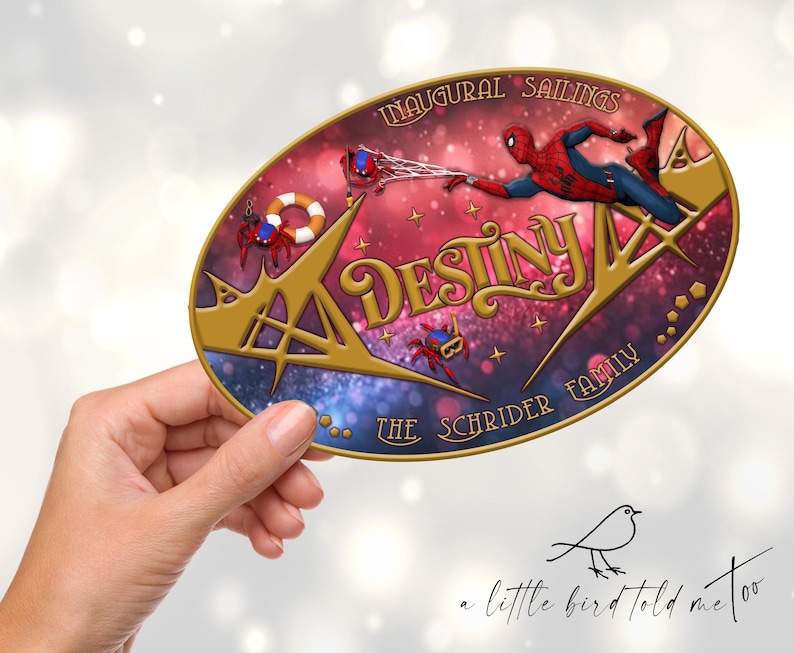 Pu&ograve; includere: Un cartello ovale con bordo dorato e la parola "Destiny" in oro. Il cartello presenta una grafica di Spider-Man e il testo "Inaugural Sailings" e "The Schrider Family". Lo sfondo &egrave; un gradiente di rosa e blu.
