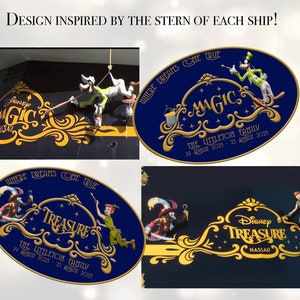 Pu&ograve; includere: L'immagine presenta disegni ispirati alle poppe delle navi Disney. I disegni includono le parole "MAGIC" e "TREASURE" in oro, con illustrazioni di personaggi e il testo "WHERE DREAMS COME TRUE". Sono inclusi anche il testo "THE LITTLETON FAMILY" e le date.