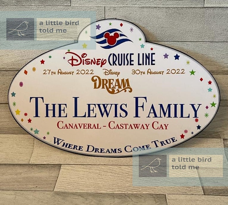 Puede incluir: Un cartel blanco ovalado con un borde azul y estrellas de colores. El cartel dice "Disney Cruise Line" con las fechas "27 de agosto de 2022" y "30 de agosto de 2022". El cartel tambi&eacute;n dice "Disney Dream" y "The Lewis Family" con la ubicaci&oacute;n "Canaveral - Castaway Cay". El cartel termina con la frase "Where Dreams Come True".