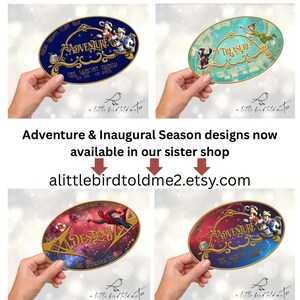 Pu&ograve; includere: Quattro insegne decorative ovali con illustrazioni a tema Disney, tra cui Topolino, Peter Pan e Spider-Man. Ogni insegna mostra testo personalizzato come Adventure, Treasure e Destiny, insieme a nomi di famiglia e date, su sfondi colorati e dettagliati.