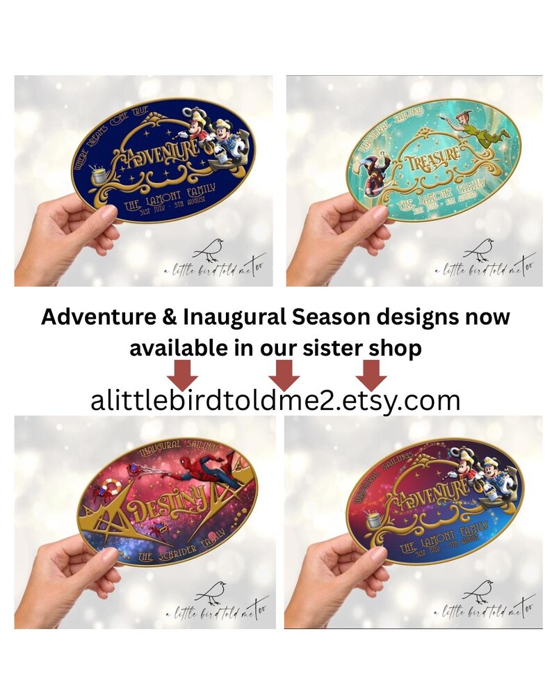 Pu&ograve; includere: Quattro insegne decorative ovali con illustrazioni a tema Disney, tra cui Topolino, Peter Pan e Spider-Man. Ogni insegna mostra testo personalizzato come Adventure, Treasure e Destiny, insieme a nomi di famiglia e date, su sfondi colorati e dettagliati.