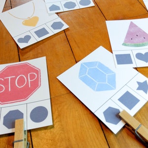 Jeu de cartes Flash imprimable Match de forme, activité de correspondance de pince à linge, formes d'objets réels, activité préscolaire, éducatif, enseignement à la maison