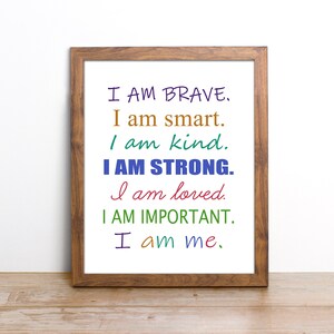K&ouml;nnte beinhalten: Ein gerahmter Druck mit wei&szlig;em Hintergrund und einer motivierenden Botschaft in bunten Schriftz&uuml;gen. Die Botschaft lautet: "I AM BRAVE. I am smart. I am kind. I AM STRONG. I am loved. I AM IMPORTANT. I am me."