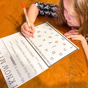 Puede incluir: Un ni&ntilde;o est&aacute; aprendiendo a identificar las letras de su nombre. La hoja de trabajo tiene el alfabeto impreso en una columna y le pide al ni&ntilde;o que circule las letras de su nombre. El ni&ntilde;o ha escrito "Charlo" para su nombre y est&aacute; circulando la letra "C" con un bol&iacute;grafo rojo.