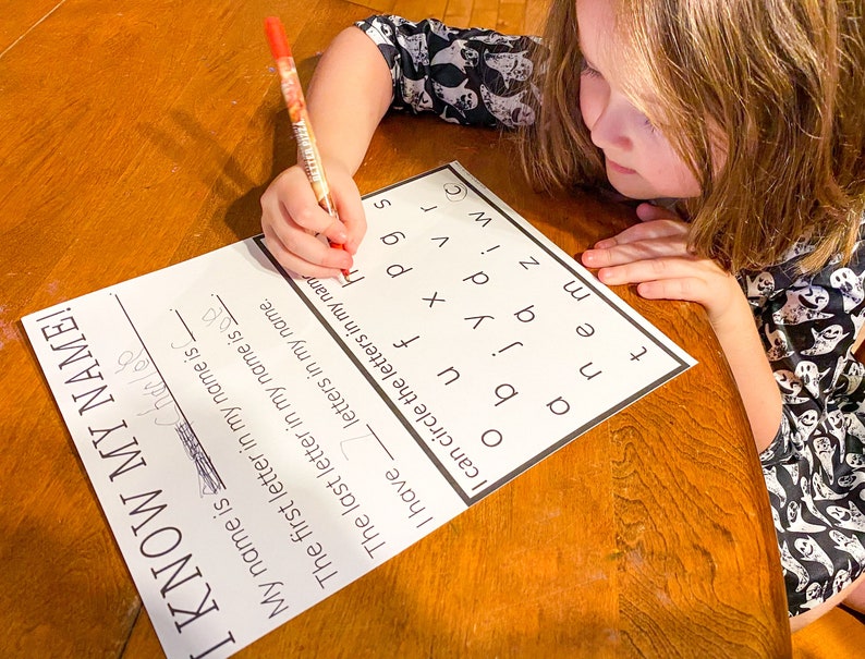 Puede incluir: Un ni&ntilde;o est&aacute; aprendiendo a identificar las letras de su nombre. La hoja de trabajo tiene el alfabeto impreso en una columna y le pide al ni&ntilde;o que circule las letras de su nombre. El ni&ntilde;o ha escrito "Charlo" para su nombre y est&aacute; circulando la letra "C" con un bol&iacute;grafo rojo.