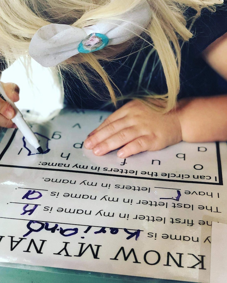 Puede incluir: Un ni&ntilde;o est&aacute; aprendiendo a escribir su nombre. La hoja de trabajo le pide que circule las letras de su nombre. El ni&ntilde;o ha circulado la letra K y est&aacute; escribiendo la letra A.