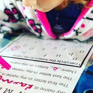 Puede incluir: Un ni&ntilde;o est&aacute; aprendiendo el alfabeto al rodear las letras de su nombre. La hoja de trabajo dice: "S&eacute; que mi nombre es ____. La primera letra de mi nombre es ____. La &uacute;ltima letra de mi nombre es ____. Tengo ____ letras en mi nombre. Puedo rodear las letras de mi nombre: b f x p d h"