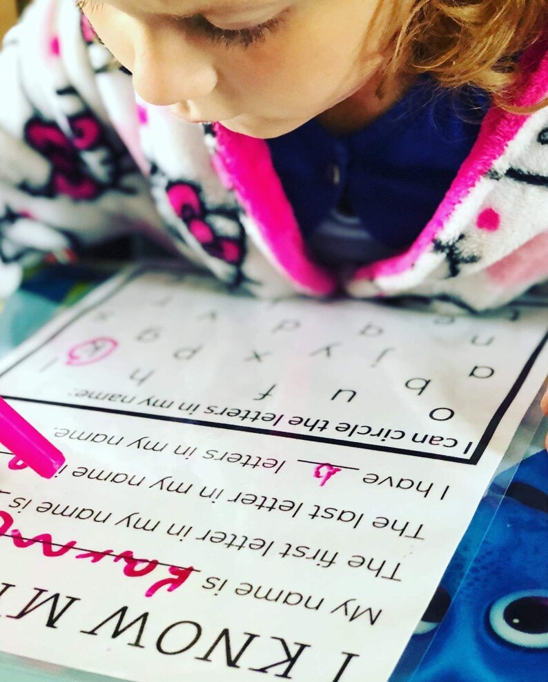 Puede incluir: Un ni&ntilde;o est&aacute; aprendiendo el alfabeto al rodear las letras de su nombre. La hoja de trabajo dice: "S&eacute; que mi nombre es ____. La primera letra de mi nombre es ____. La &uacute;ltima letra de mi nombre es ____. Tengo ____ letras en mi nombre. Puedo rodear las letras de mi nombre: b f x p d h"