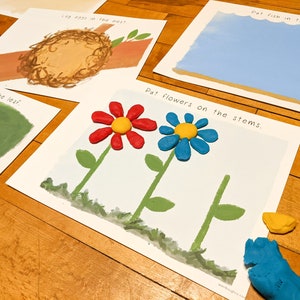 Puede incluir: Un conjunto de cuatro tarjetas de actividades imprimibles para ni&ntilde;os. Cada tarjeta tiene una actividad diferente, como poner huevos en un nido, poner peces en el agua, poner una bolsa en una hoja y poner flores en tallos. Las tarjetas est&aacute;n impresas en papel blanco y tienen ilustraciones coloridas.