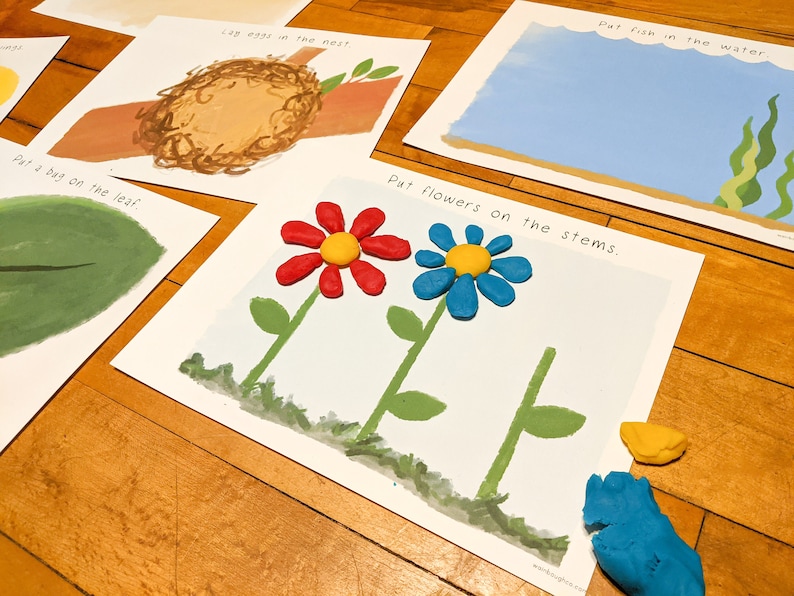 Puede incluir: Un conjunto de cuatro tarjetas de actividades imprimibles para ni&ntilde;os. Cada tarjeta tiene una actividad diferente, como poner huevos en un nido, poner peces en el agua, poner una bolsa en una hoja y poner flores en tallos. Las tarjetas est&aacute;n impresas en papel blanco y tienen ilustraciones coloridas.