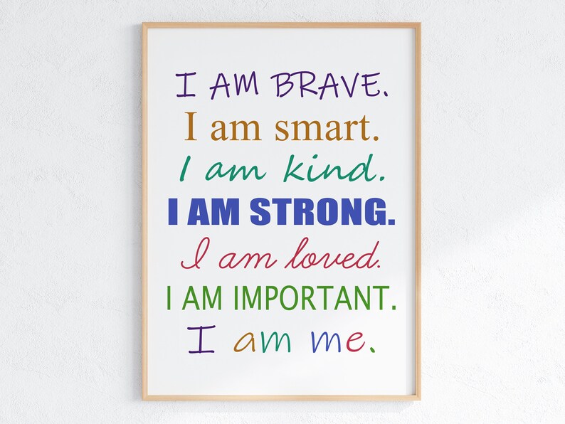 K&ouml;nnte beinhalten: Ein gerahmter Druck mit dem Text "I AM BRAVE. I am smart. I am kind. I AM STRONG. I am loved. I AM IMPORTANT. I am me." Der Text ist in verschiedenen Farben, darunter Lila, Gold, Gr&uuml;n, Blau, Rot und Gr&uuml;n.