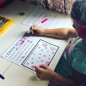Puede incluir: Un ni&ntilde;o est&aacute; aprendiendo a identificar las letras de su nombre. La hoja de trabajo tiene el nombre "Karmen" escrito en ella y el ni&ntilde;o est&aacute; encerrando en un c&iacute;rculo las letras de su nombre de una lista de letras. El ni&ntilde;o est&aacute; usando un marcador rosa para encerrar en un c&iacute;rculo las letras.
