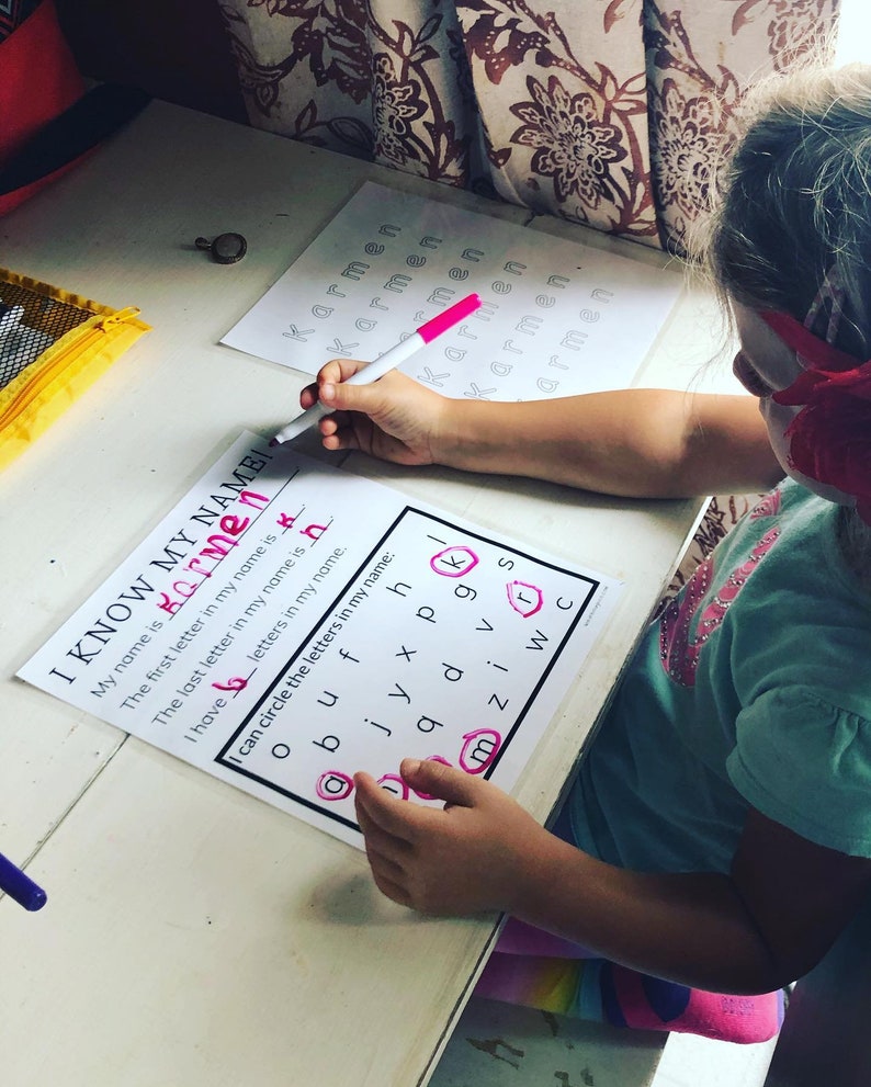 Puede incluir: Un ni&ntilde;o est&aacute; aprendiendo a identificar las letras de su nombre. La hoja de trabajo tiene el nombre "Karmen" escrito en ella y el ni&ntilde;o est&aacute; encerrando en un c&iacute;rculo las letras de su nombre de una lista de letras. El ni&ntilde;o est&aacute; usando un marcador rosa para encerrar en un c&iacute;rculo las letras.