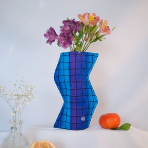 Vaas van textiel met zigzagprint in retroprint, moderne alternatieve vaas voor interieur, geïnspireerd op retro memphis-design