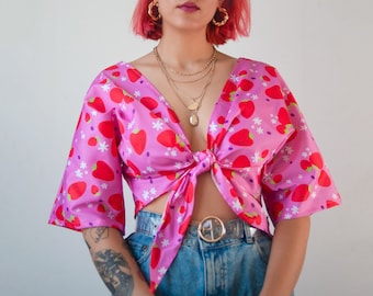 Strawberries print wrap top in organic cotton / Reversible summer crop top with kimono sleeves